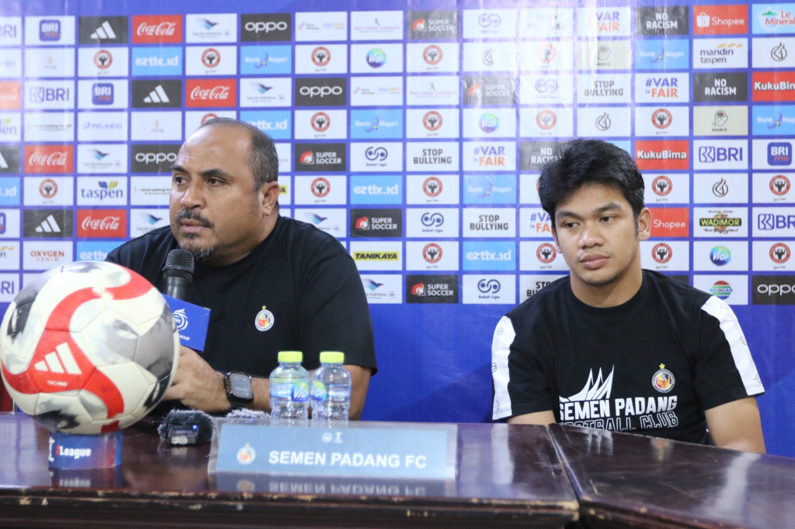 Coach Imran Nahumarury dan Samuel Simanjuntak (Foto : Semen Padang FC)
